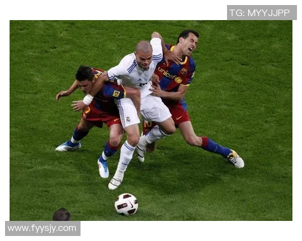 足球明星驼背现象解析及相关图片展示 足球明星驼背现象解析及相关图片展示