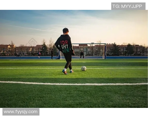 追逐梦想的足球少年背影展现无限可能与希望 追逐梦想的足球少年背影展现无限可能与希望